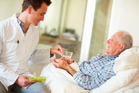 médico dá um comprimido para prostatite